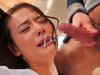 凛として美しい誰もが憧れる美容部員の顔に大量のザーメン精子がぶちまけられる！その美しい顔を白濁汁で汚す！