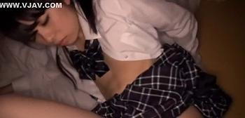 【カメラ目線の女子校生を上から見下ろす】制服姿のAV女優が、胸をさらけ出して、オトコを気持ちよくしている。