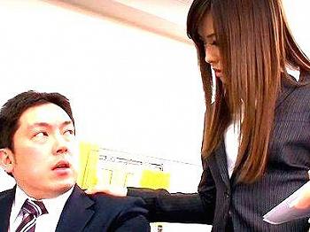 ＜聖水飲尿！＞「ミスしたわね！！」スタイル抜群の淫乱上司！後輩社員に調教痴女行為してっゾ！！