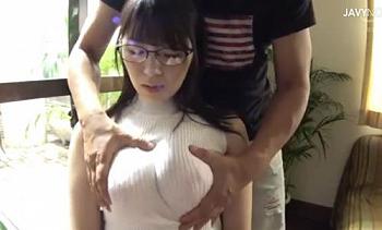 爆乳メガネ 背後乳揉み 服の上からでもわかる超巨乳の地味なメガネお姉さんが背後からおっぱい揉みまくられるw 動画エロタレスト