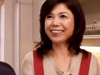 五十路母時越芙美江風呂相姦 母子交尾・時越芙美江》ゴハン作ってるから♡ 息子の手マンでお漏らし潮吹き！垂れ乳爆乳な熟女お母さん 中出し人妻ママ - 動画エロタレスト