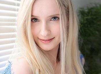 【外国人貧乳】まだ２１歳のスイス人！大きな瞳でみつめてちんぽをしゃぶり倒す