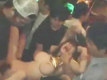 【心臓の弱い方の閲覧禁止】某クラブで発生したダンス楽しむギャルを集団で中出し強姦する様子を撮影した映像です……。