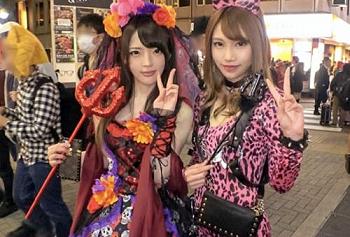 【りあ リン】渋谷ハロウィンのセンター街で見つけた巨乳仮装美女2人ナンパ！そのままホテルに連れ込んで4P大乱交パーティー