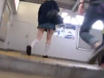 600243b6de132 - ＜JKレイプ＞制服ロリ幼女を執拗に尾行する痴漢レイパー！盗撮をミスった強姦魔がデカチン即ハメ×無許可中出し?＜膣内射精＞