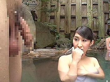 混浴 ちんぽ見せ 無修正 シリーズ作品「混浴温泉の人妻たちに堂々と勃起チ○ポを見せつけ ...