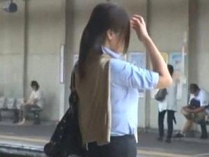 満員電車に乗ったOLが痴漢に襲われる！イクまでしつこく手マンされ続けて大量潮吹き！胸を揉みしだき立ちバック中出しされる