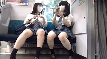 パンチラ盗撮】仲良し二人組の新栄JK♡電車内で対面撮りして、帰宅途中