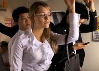 【胸圧】ロケット乳の外国人金髪ギャルOLが電車内で痴漢に搾られまくる混乱エロ動画！洋モノ×めがね - 動画エロタレスト