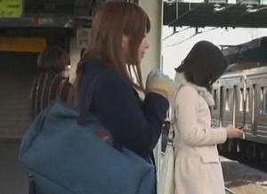 【女子校生巨乳】乗り込んだ電車で知らない子に襲われ擦れるクリトリスに取り乱す女子生徒