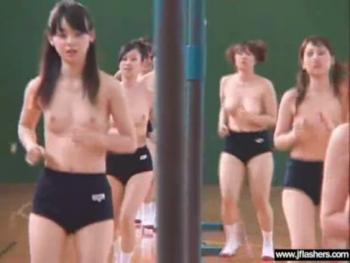 ブルマ 上半身ハダカ 