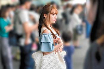 痴漢 電車内での出会いをきっかけに女子大生のバイト先のからマンションまで粘着追跡 動画エロタレスト