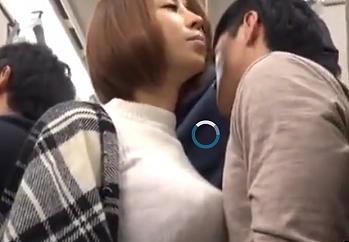 【満員電車痴女】おっぱい当て痴女に車内で声殺しパコエロ動画！ - 動画エロタレスト