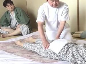 温泉旅行にきている熟年夫婦の寝取らせプレイ！温泉旅館で仲良く温泉に混浴した後にマッサージ師に熟女妻を寝取らせる変態旦那！