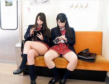 電車内で淫らにパンティ見せつけ挑発 制服娘がオナサポww 動画エロタレスト