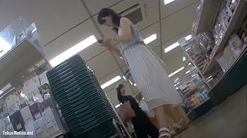 雑貨屋で見かけた美人に背後から近づく靴カメラ
