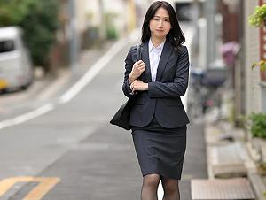 【女上司】ダメな部下にSMで躾けられて股間を濡らすドM気質のスレンダーな女上司！