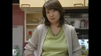 【大沢萌】【義父と嫁】常々イヤラシイ目で嫁を見ていることは嫁にバレている。とはいえ視姦は止まらない、ノーブラだし（炎