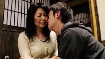 【母子相姦】忘れられないんだ&hellip;母親と思い出の温泉地で再び母親のオマンコに挿入したがるスケベな息子