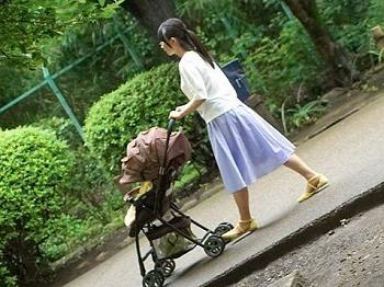 【人妻レイプ】ベビーカー押して公園を歩く新米ママをトイレで襲って…産後処女を奪われて敏感に痙攣イキするエロ中出しレイプ