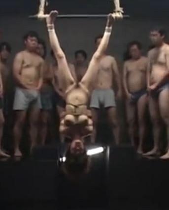 裸 無修正 逆さ 吊 男 グロ動画】全裸で逆さ吊りされた男性 解体と血抜きされながら ...