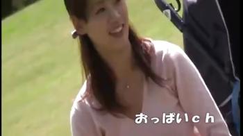 盗撮胸チラ 公園で子供と遊ぶかわいい保母さん 服を引っ張られおっぱい丸見え