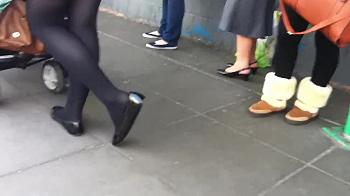 ベタ靴黒タイツ女性の足元隠し撮りｗｗｗ フェチ 盗撮 動画エロタレスト