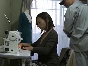 【ヘンリー塚本】帰ったと思った工事業者が押し入れに潜んでいた！巨乳むちむち熟女が犯され望まぬチ〇コを耐えつづける地獄！