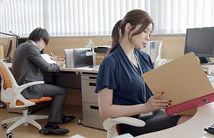 【出張相部屋】デキるバリキャリOLの女上司と出張先で相部屋に！