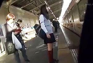 電車内でチカンされ声を我慢して悶絶する素人JKがエロすぎるプライベート盗撮動画が流出！