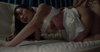 【唯奈みつき】おじさんおちんぽを誘惑して膣奥まで突いてもらうことに夢中になってしまった巨乳美娘