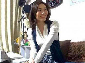 【人妻ナンパ】清楚だがチ〇コに飢えたおばさん！若いオトコに迫られ濡れ濡れ♡ちんぽ挿入され恥ずかしいほどイキまくってしまう