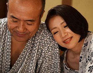 【友田真希】旦那と少し距離を置きシングル旅行に出かけた熟女が行きずりのエロスを堪能する