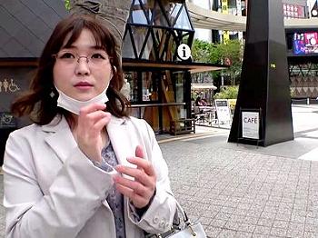 【人妻ナンパ×素人】企画ナンパされたアラサー三十路のメガネ熟女がエチエチSEX！痴女るグラインド騎乗位で腰を振る！