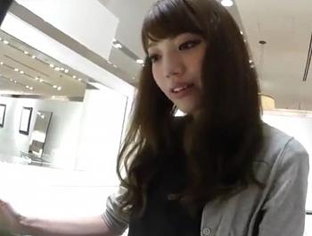 【盗撮動画】イイやつです！可愛すぎて超ヤバイ！逆さHERO！美人ショップ店員のパンチラ！
