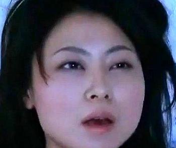 【ヘンリー塚本作品】「隣家の男…きっとシコっているんだわ。」薄壁の向こうの男を想像してま●こを擦る変態女。