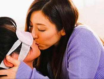 【熟女】「大人のキスって知ってる？」綺麗な熟女は年下の男の子と不貞の仲になってしまう！白木優子