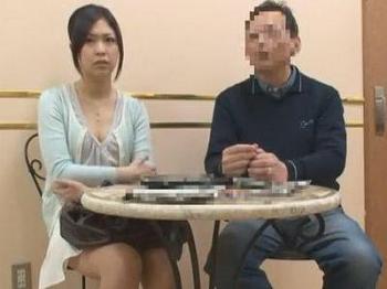 【人妻】エステモニター施術を受ける夫婦にイタズラオイルマッサージ⁉敏感部分を刺激されてしまう美女奥さんが…