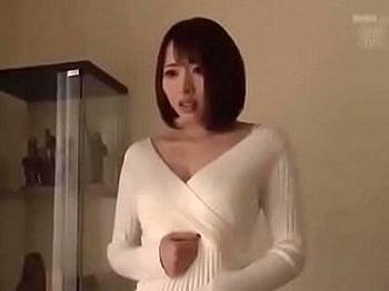 ストーカーが突然家にやってきて排卵日に中出しレイプされる巨乳奥様【本田岬】