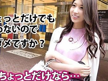 ナンパした32歳結婚1年目の素人妻のパイパンマンコ弄って舐めて電マ責め、フェラ、手コキ、勃起肉棒挿入ガン突き絶頂。