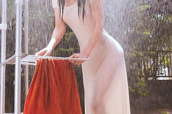 〚ボディライン丸見え❤〛ゲリラ豪雨でノーブラおっぱいに下着も透けパンした状態に我慢できずに即レイプ！