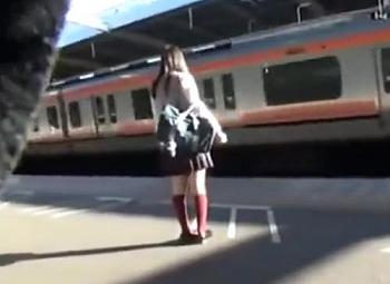 【閲覧注意×隠し撮り】タイプの美少女女子校生を電車内で痴漢！スカートの中に手を伸ばし乳首をいじる！太ももに射精したら…