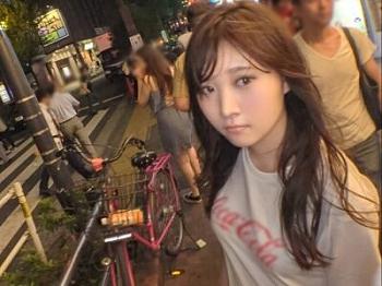 【正常位】ナンパでゲットした激カワ女子の秘部を指でグリグリ！濡れ濡れのおマンコに肉棒を突き刺し、ピストンで感じまくる美少