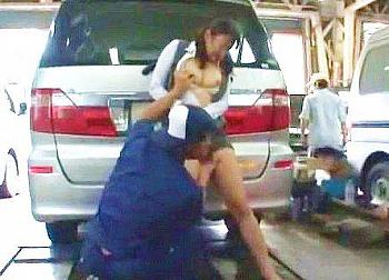 ＜七瀬あさ美＞自動車修理工場で働く女子社員が整備現場の死角で裸体をハメられる！