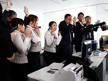 【銀行強盗レイプ】立て籠もった銀行強盗の男達の人質になる銀行員の美乳妻…倫理観のない男達に集団レイプされる小柄な色白美女