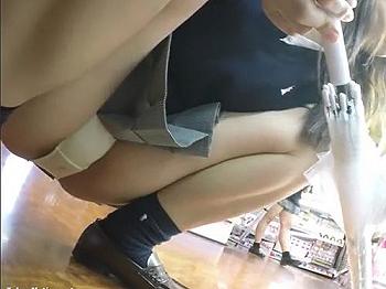 熟女　しゃがみパンチラ 