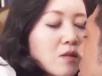 ババアフェラ 熟女『おばさんとイイことしましょ♥♥』肉棒に飢えた人妻BBA！ショタ男におっぱいを見せて大人の世界に誘うフェラ魔の痴女！ - 動画エロタレスト