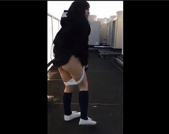 【個人流出】中学生カップルが学校の屋上で立ちバック！ガチロリ少女がパンツを脱いで青姦したヤバすぎ動画
