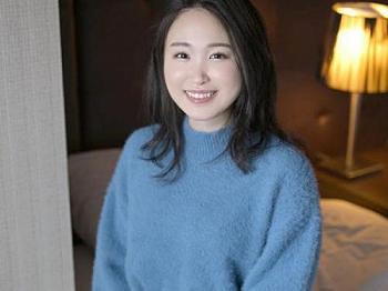 ＜AV初出演＞魅惑の曲線美を持つ美人女子大生が欲望を解放し、官能的な口技と情熱的な絡みを披露！