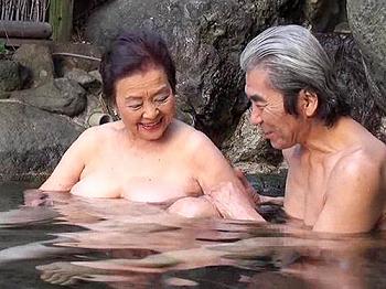 «超熟年夫婦»『あら、あなた勃起してるじゃない❤』夫71歳妻83歳の傘寿ババアとの熟年セックスが愛情たっぷりで微笑ましい